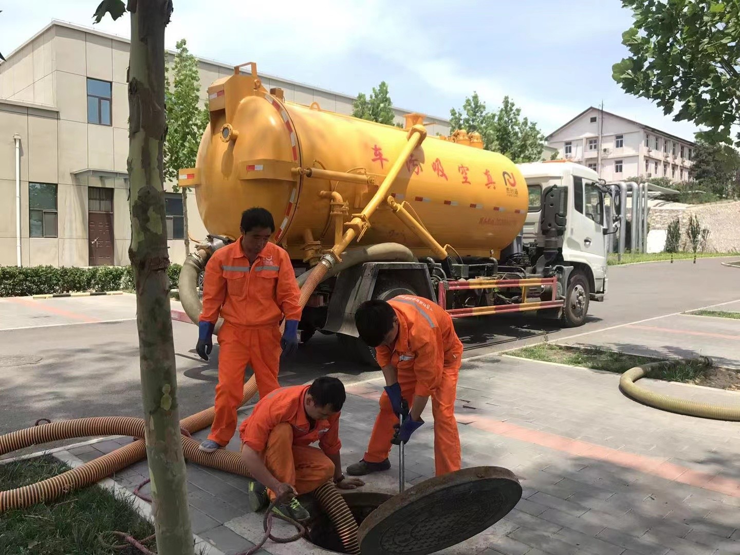 鄄城管道疏通车停在窨井附近