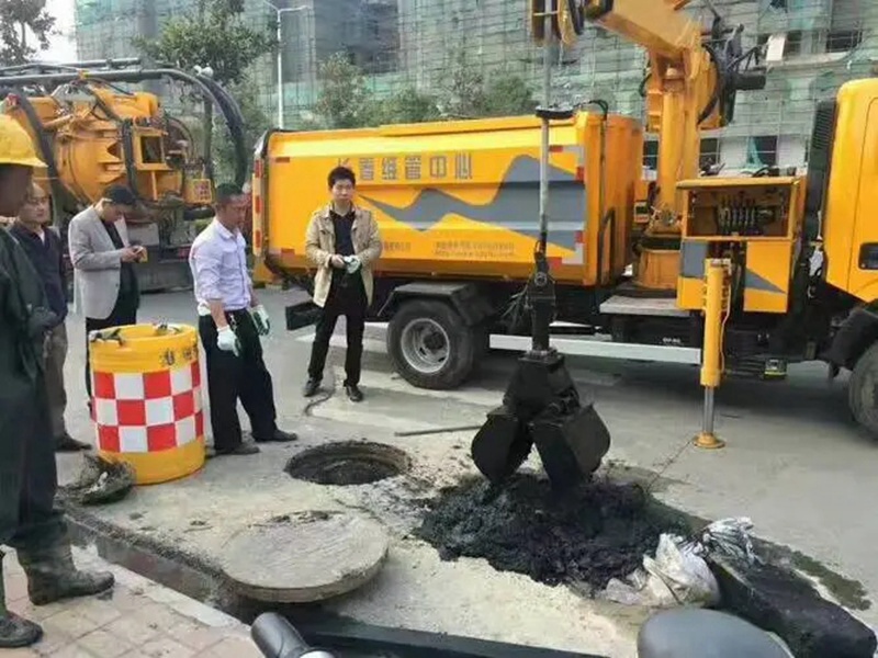 鄄城街道：网格员化身“清道夫”，为民解忧疏通“堵心”化粪池
