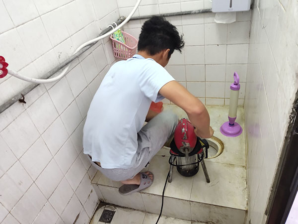 鄄城肥皂掉到马桶里把马桶堵住了怎么办？马桶堵住了怎么办