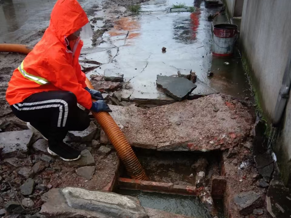 鄄城专业清理污水池 炜誉市政以规范流程守护城市 “肠道”